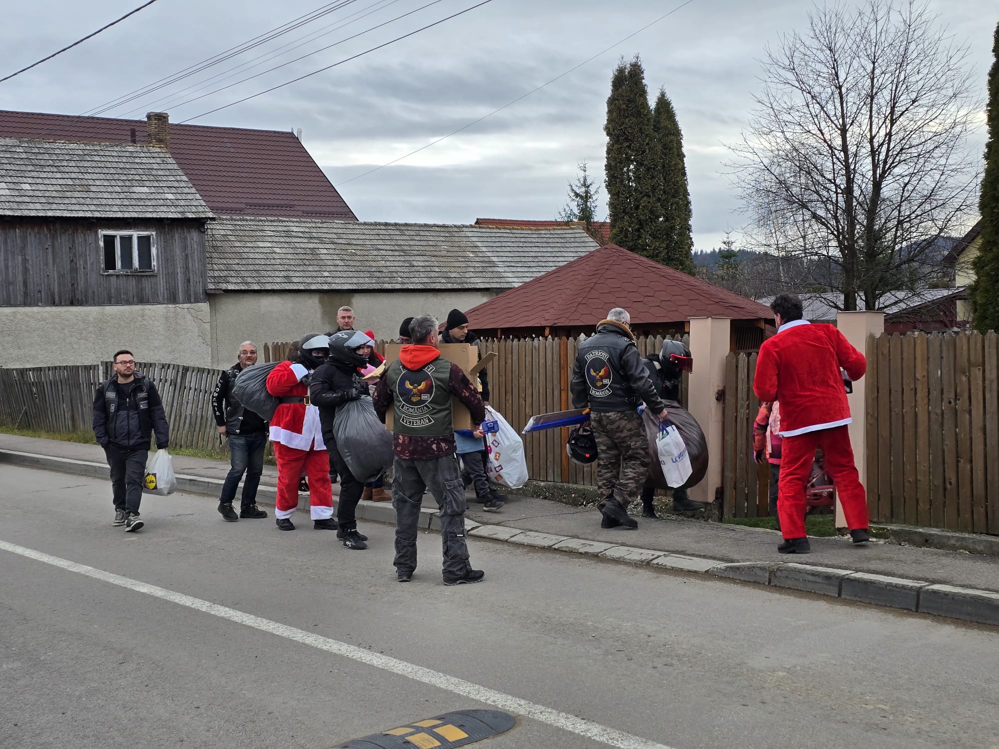 Mos Nicolae pe 2 roti Intorsura Buzaului